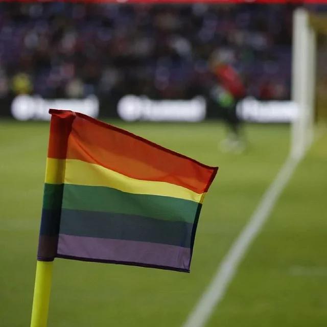 drepau arc-en-ciel sur un terrain de foot