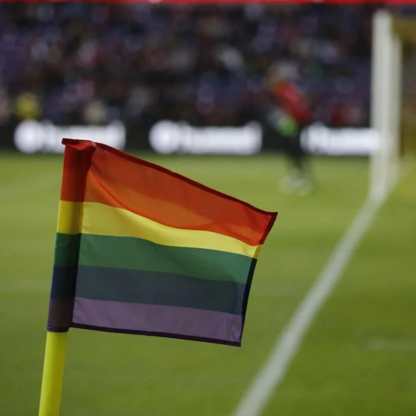 drepau arc-en-ciel sur un terrain de foot
