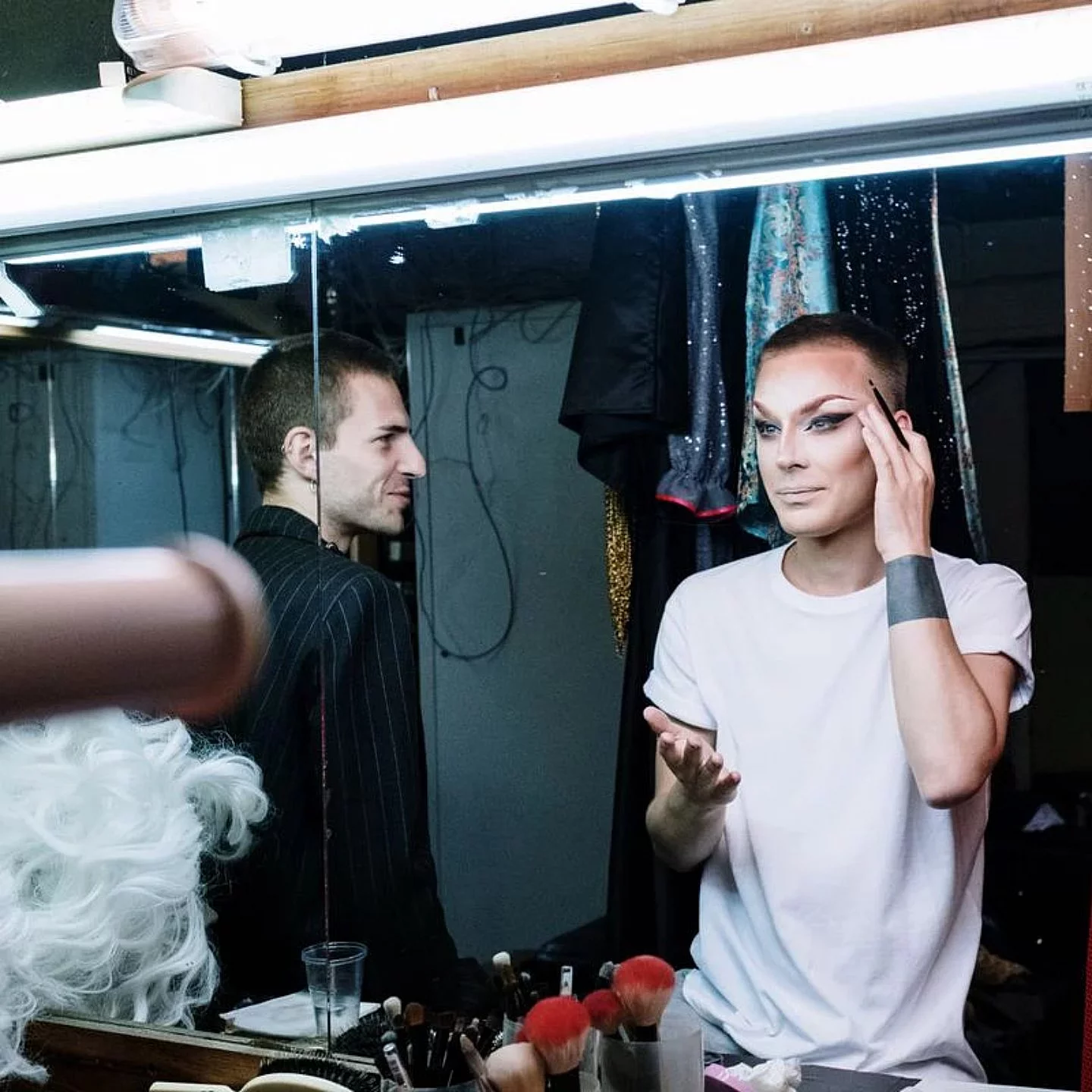 Maquillage en loge avant le spectacle