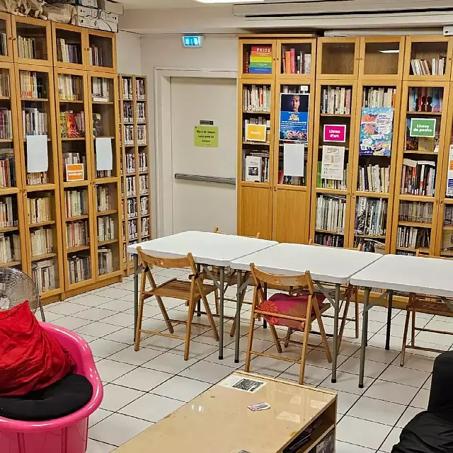 photo de la bibliothèque du centre LGBTi+