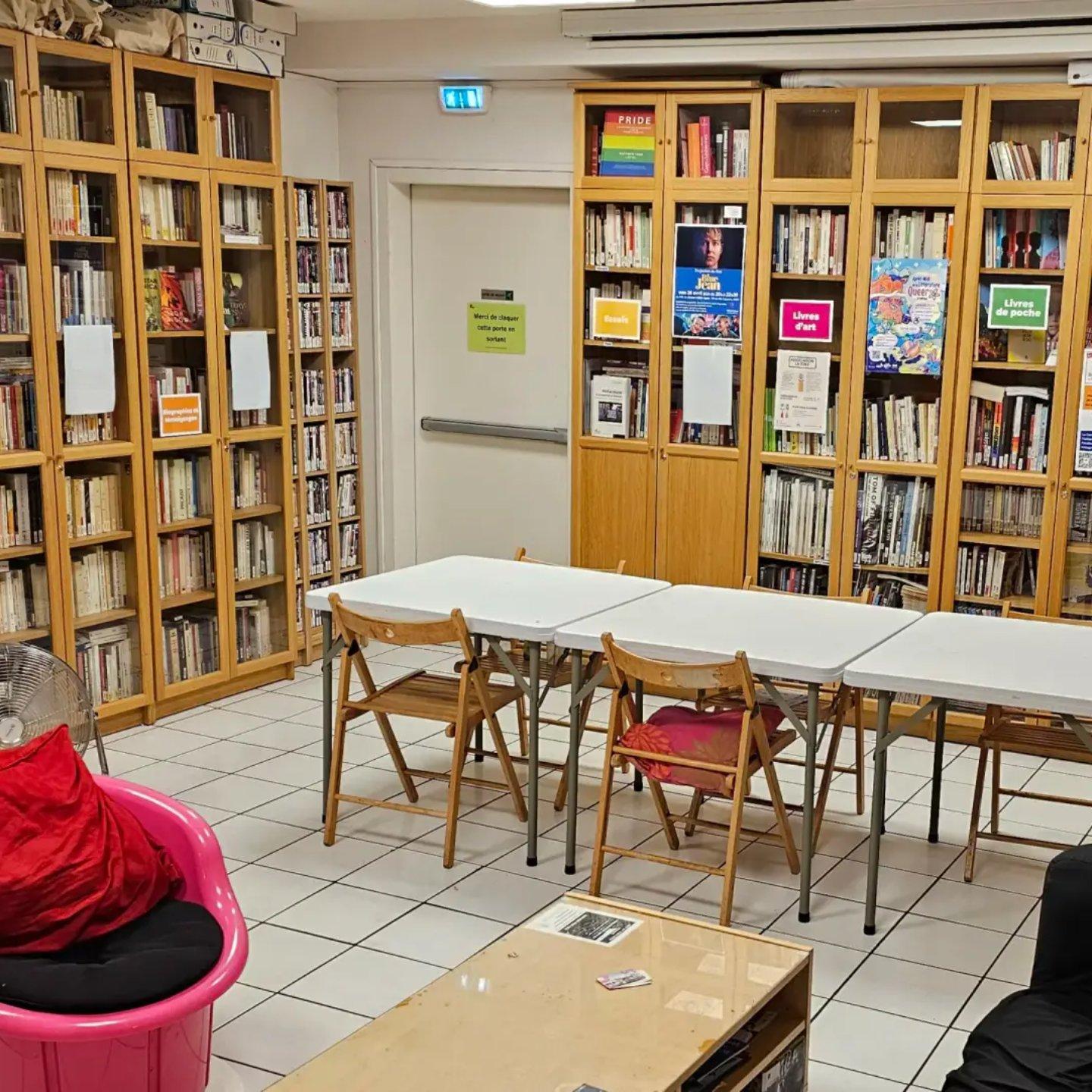 photo de la bibliothèque du centre LGBTi+