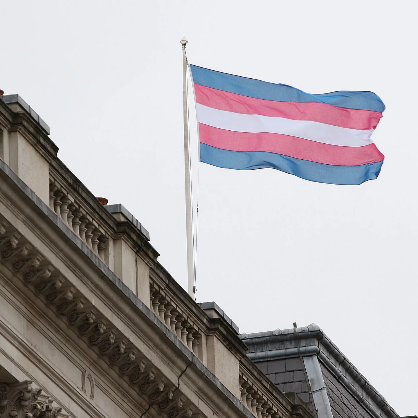 État civil trans : le maire de Lyon contre la transphobie en mairie