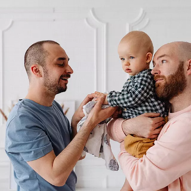 Photo d'un couple de gays avec un enfant Karola G sur Pexels