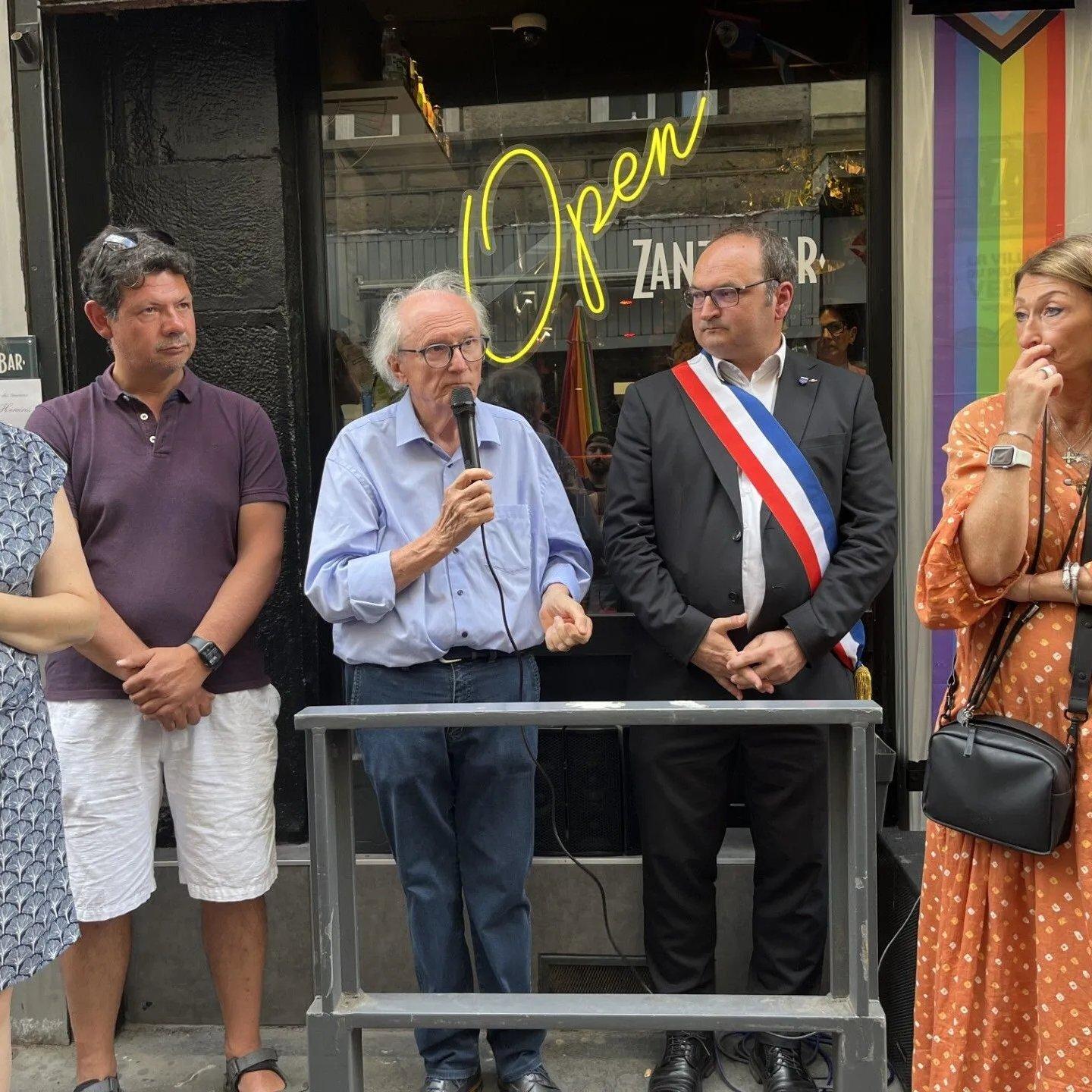 rassemblement devant le zanzybar et les élus