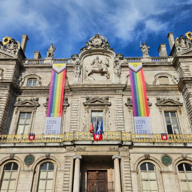 L'hôtel de ville de lyon avec des banderoles lyon est fière
