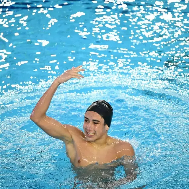 milan violon pratiquant du sport dans une piscine