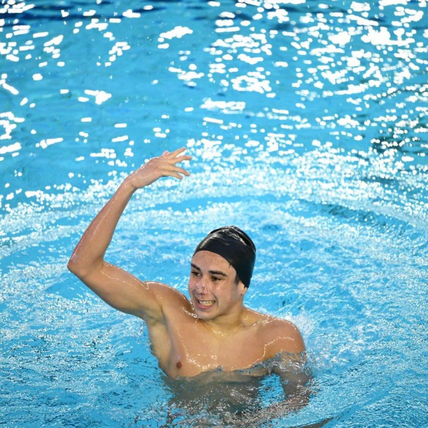 milan violon pratiquant du sport dans une piscine