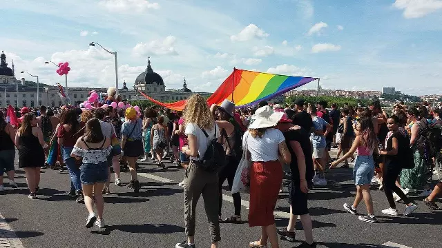 Cortège de la Marche des Fiertés 2021 à Lyon, sur le pont de la Guillotière