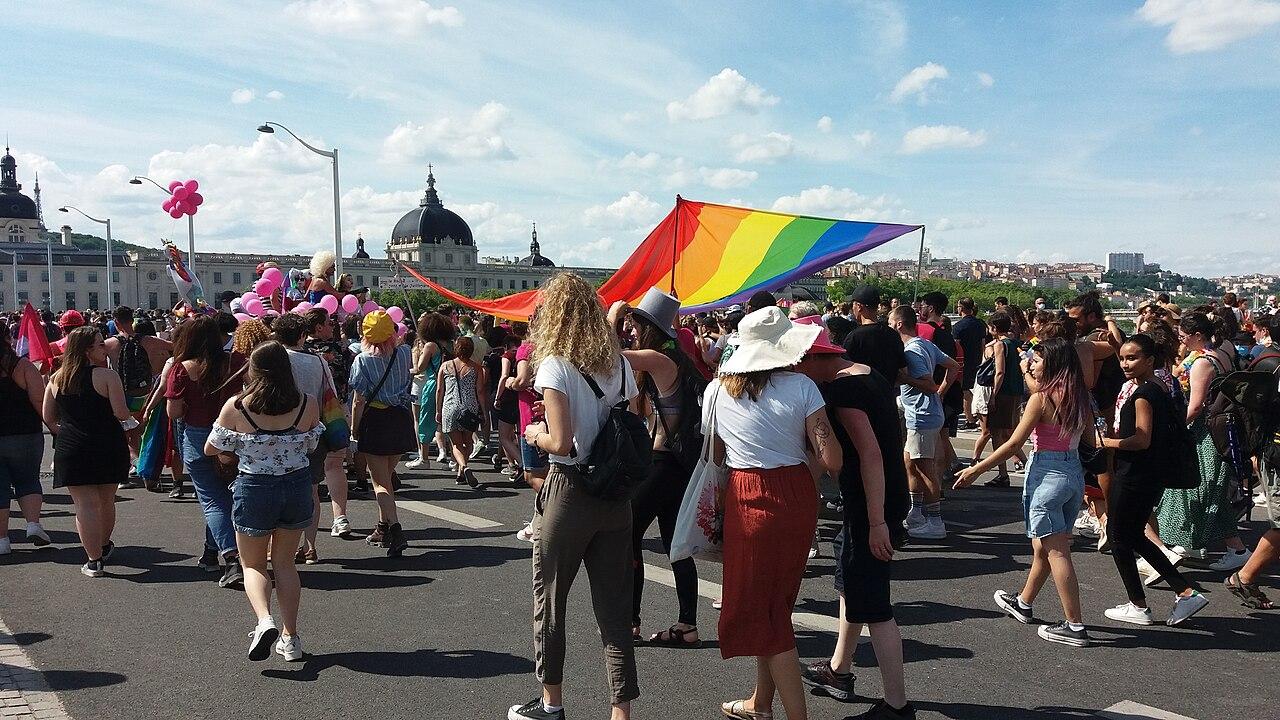 Cortège de la Marche des Fiertés 2021 à Lyon, sur le pont de la Guillotière