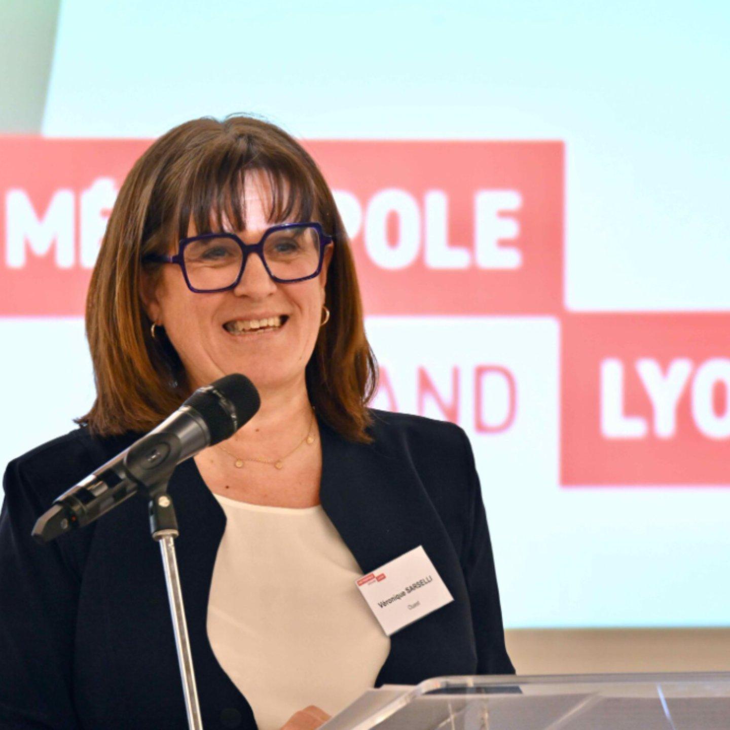 sarcelli présidente de la métropole de lyon devant un pupitre