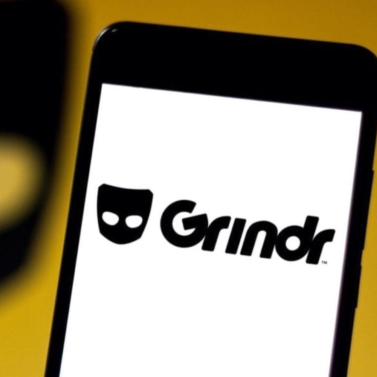 smartphone avec le logo grindr