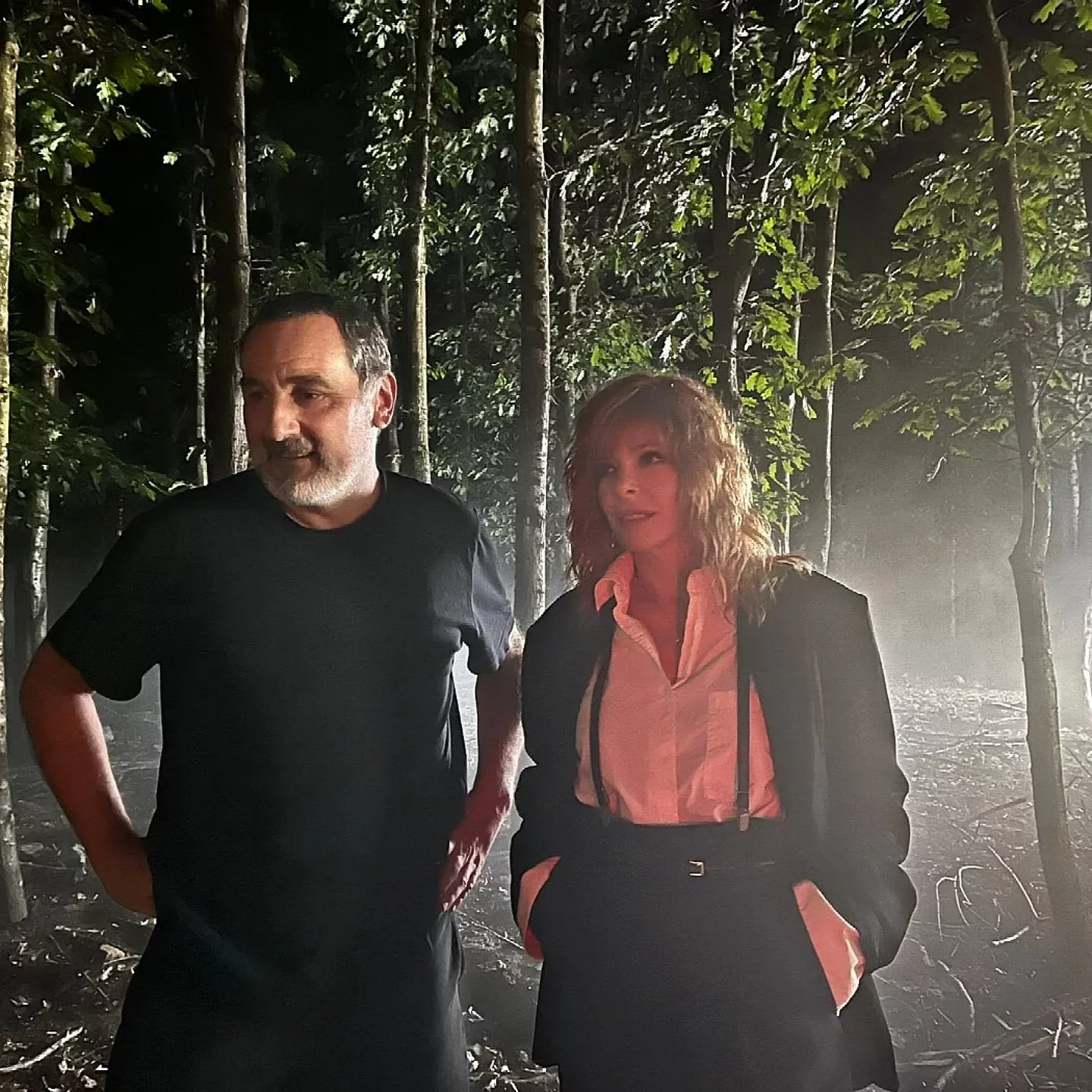 Photo de tournage dans une forêt, de nuit