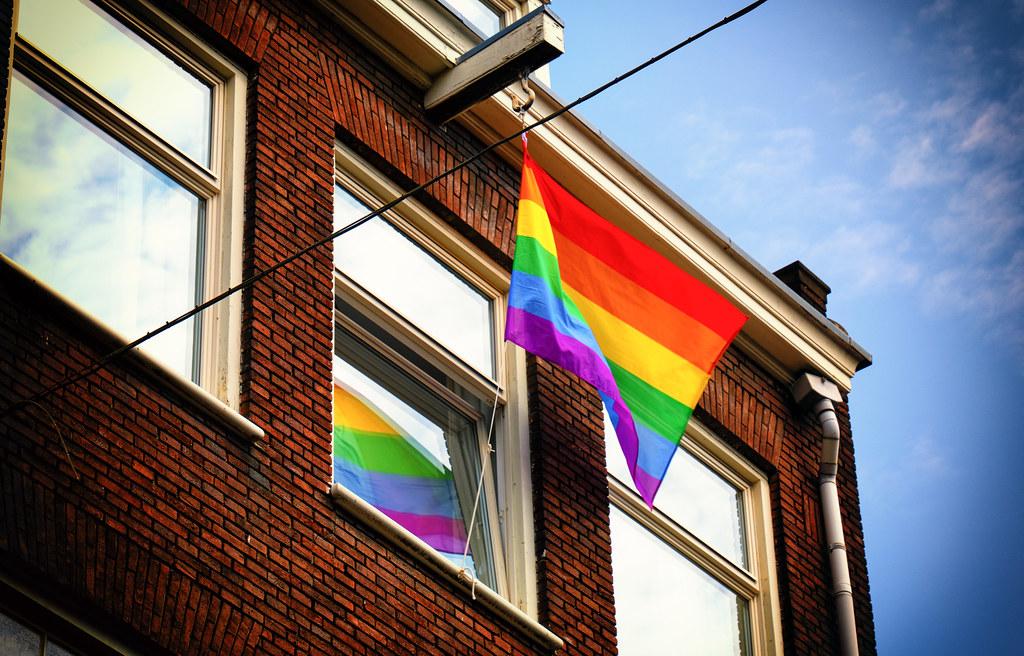 Drapeau arc-en-ciel sur une façade