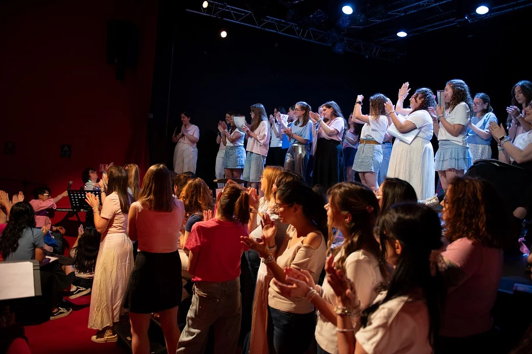 Chorale applaudissant sur scène