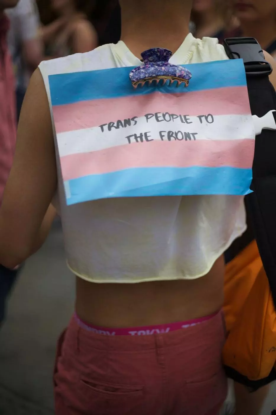 Une femme lors d'une marche des fiertés